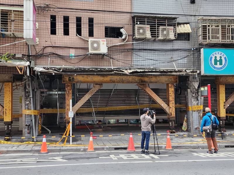 新北土城「台北一家親」社區前支撐柱水泥塊崩落、鋼筋變形。圖／報系資料照