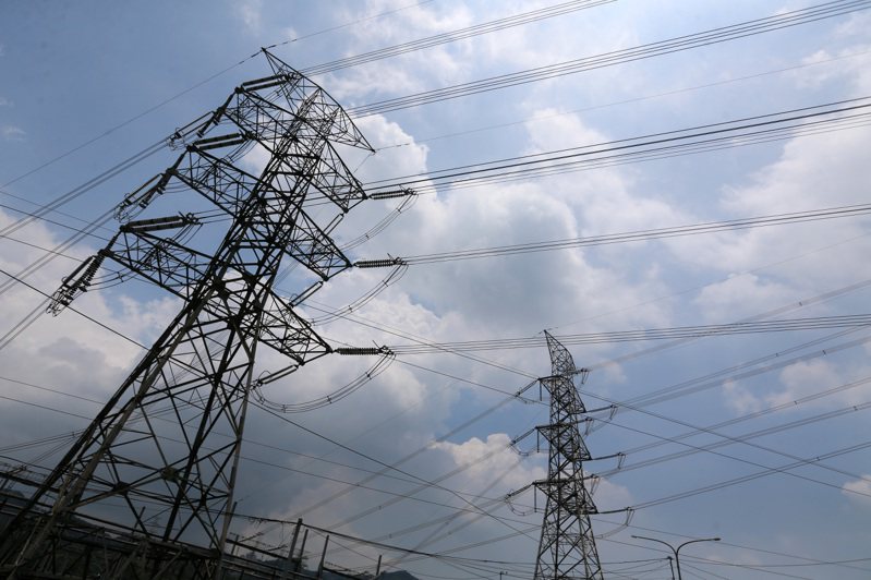 台電昨天有四部發電機組密集跳機，傳出一度備妥北台灣停限電計畫。本報資料照片