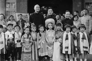 1958年婦聯會成立8周年紀念活動，時任總統蔣中正在蔣夫人陪同下參觀惠幼托兒所演出的遊藝欣賞會並與師生合影。圖／聯合報系資料照片