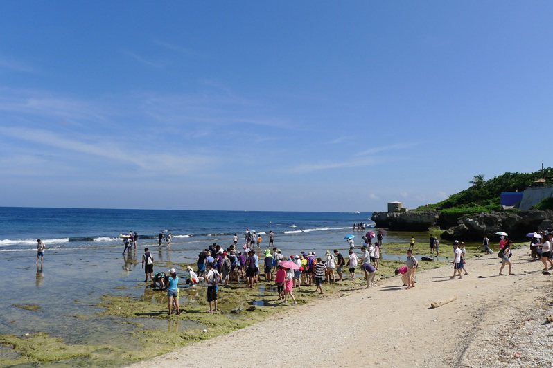 屏东县小琉球每年百万游客登岛。图／屏东县府提供