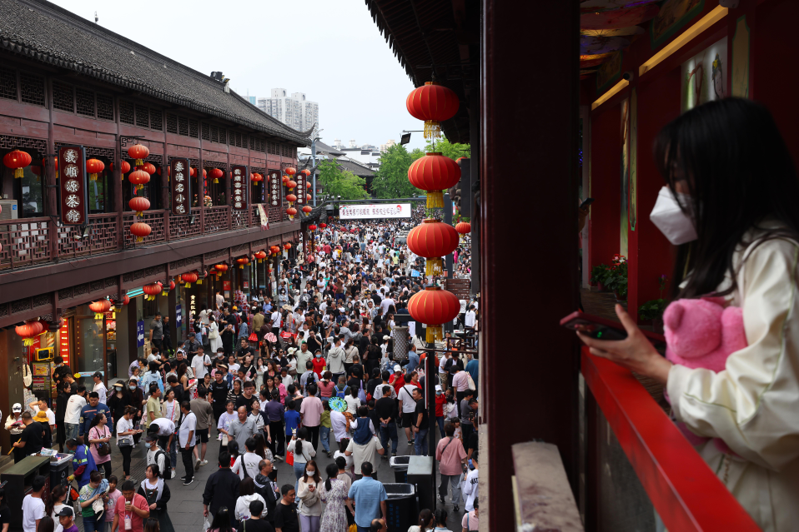 從目前預訂情況來看，預計今年「五一」假期中國大陸出遊人數將大幅超越過去數年。圖為去年「五一」期間南京夫子廟遊人如織景象。（中新社）