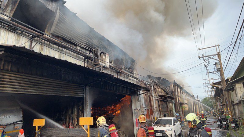 消防人员到场时工厂已窜出火舌及浓烟。记者黄子腾／翻摄