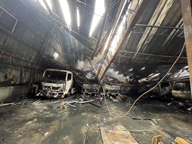 起火的厂房内屋顶塌陷，消防人员持续进行残火处理。记者黄子腾／翻摄