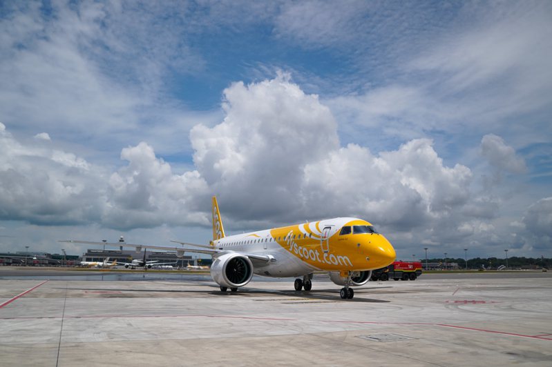 新加坡航空公司（SIA）旗下的低成本航空酷航，於新加坡樟宜機場迎接其首架巴西航空工業公司（Embraer）E190-E2客機。圖／酷航提供
