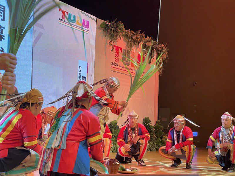 台湾原住民族在开幕式上以传统仪式为活动祈福。记者蔡世伟／摄影