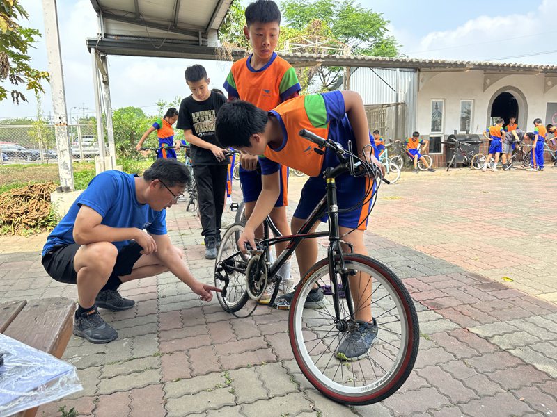 屏东市凌云国小今年毕业生们忙著整备单车，为明天单车百里挑战做好行前准备，老师们逐一检查每个学生的单车。记者刘星君／摄影