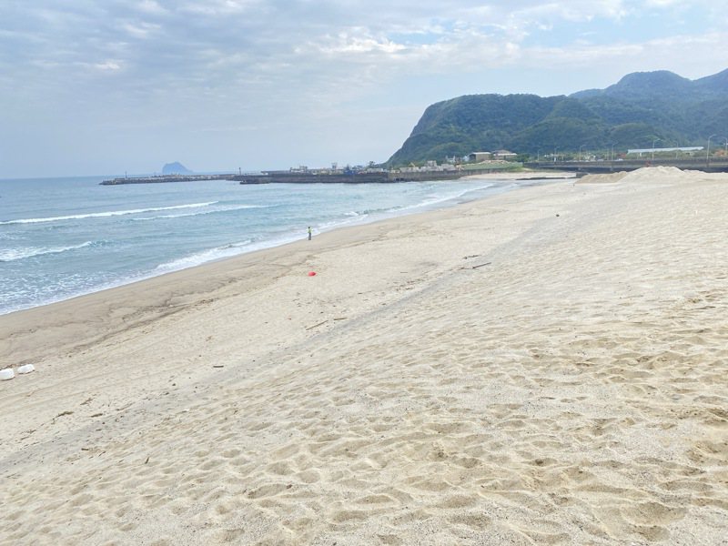 鴻海認養萬里海灘後，每年將定期清理維護萬里海灘，同時會將淨灘成果提報至環境部環境管理署，傳承永續管理的經驗。鴻海／提供