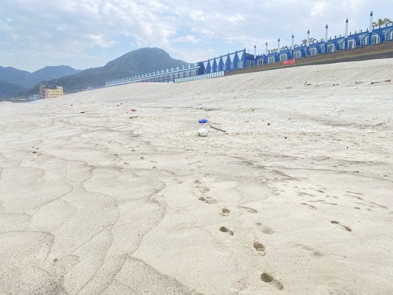 维护生物多样性 鸿海宣布认养新北市万里海滩，每年定期清理海滩，维持友善洁净的海洋生态，响应联合国『生物多样性公约』，积极实践永续行动。鸿海／提供
