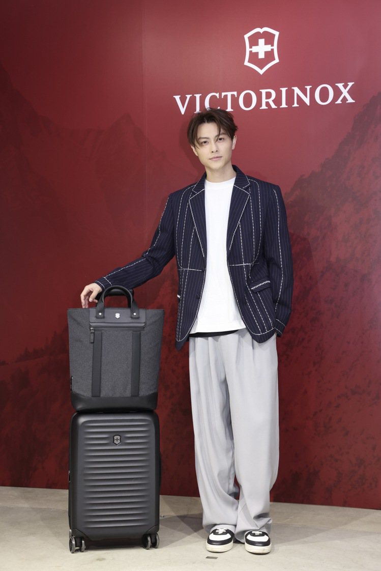 「王子」邱勝翊則是喜愛Airox Advanced行李箱的配色，「特別是霧面效果很好搭配」。記者王聰賢／攝影