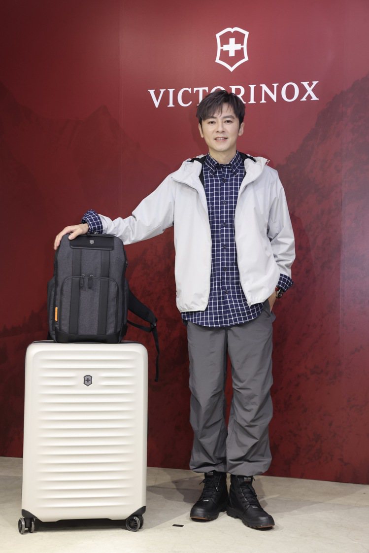 李國毅說「有好的裝備（夥伴）就會讓你更想去某個地方走走」，也同樣喜歡Airox Advanced行李箱的配色和可擴充的機能，特別是抗菌襯裡，對於身為兩個孩子父親的他更是實用。記者王聰賢／攝影