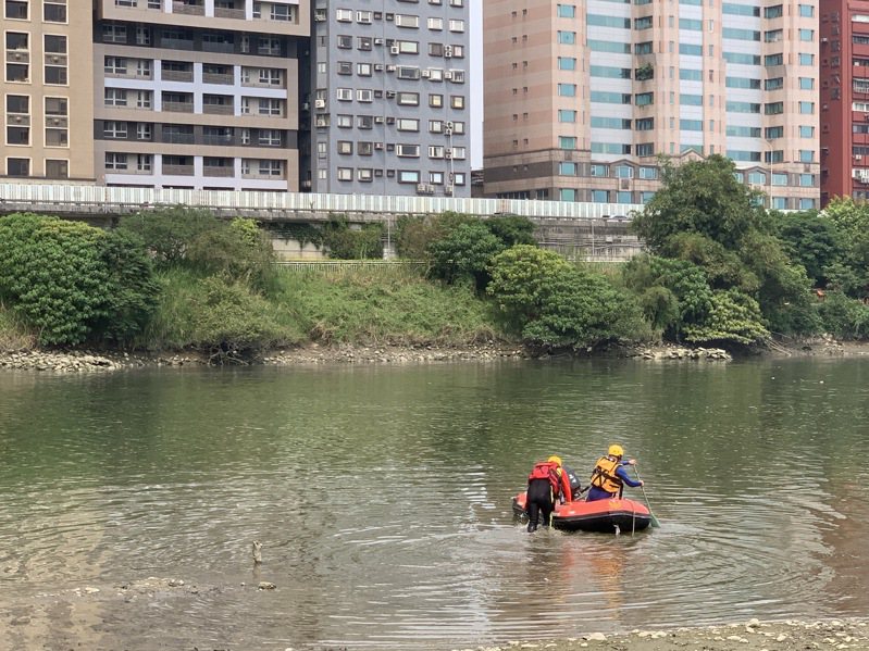 消防人员派出船艇在河面上搜寻。记者黄子腾／翻摄