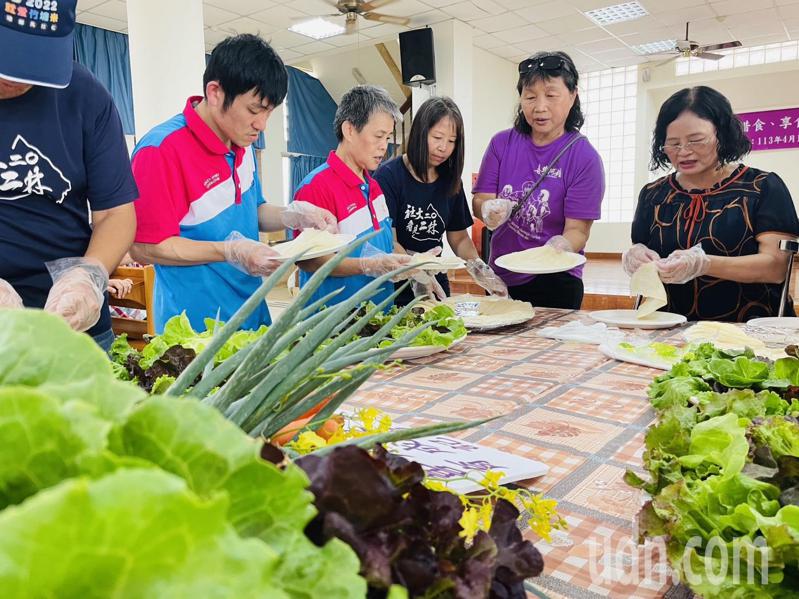 彰化縣二林喜樂保育院師生今採收蔬菜做蔬菜捲。記者簡慧珍／攝影