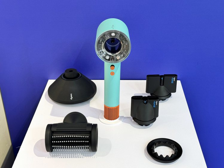 Dyson Supersonic Nural吹風機隨附5款吹嘴配件，智慧辨識模式可自動辨識連接之吹嘴，同時切換風量、風溫設置偏好。記者黃筱晴／攝影