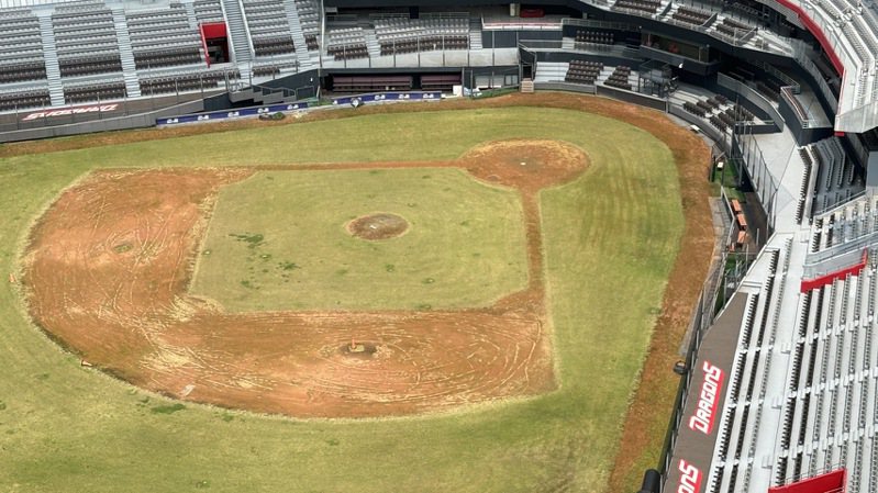 新竹棒球场工程停工1年多，内野多处坑洞。图／读者提供