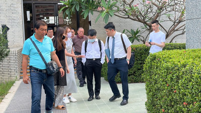 屏东县议长周典论的两个女儿（左二、左三）与儿子（右一）、副议长卢文瑞（右四）全程旁听，开庭结束后走出法院与律师讨论。记者刘星君／摄影