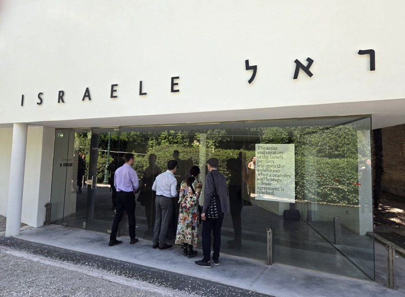 第60屆威尼斯雙年展以色列館宣布閉館，還是吸引不少觀眾透過玻璃牆探看館內的展覽。記者陳宛茜／攝影