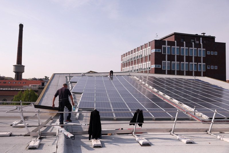 歐盟將擴大支持陷入困境的歐洲太陽能面板製造商，但不會限制從中國大陸進口廉價太陽能板。（路透）
