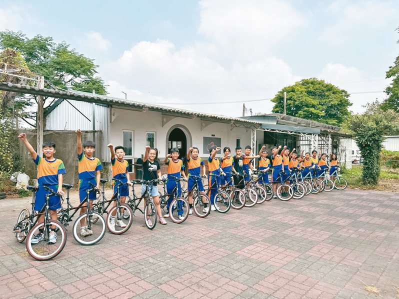 屏東市凌雲國小畢業生整備單車，為單車百里挑戰做準備。記者劉星君／攝影