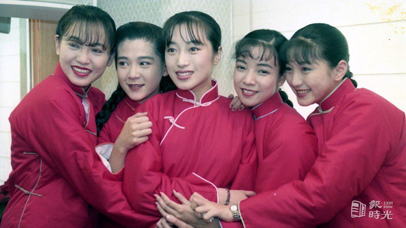 「五個女子與一根繩子」解禁，影片重見天日，該劇主要演員楊潔玫(左起)、大陸女星艾敬、陸元琪、王渝文及吳佩瑜齊聚一堂。圖／聯合報系資料照（1992/12/08　曾吉松攝影）