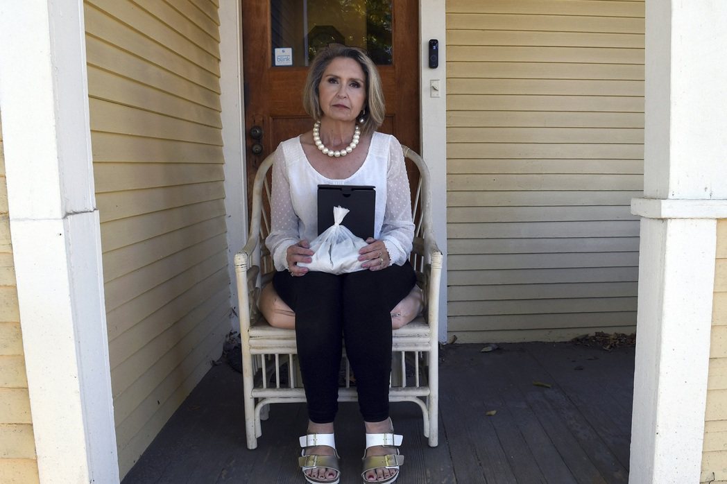 一位科州的民眾斯沃夫蘭（Abby Swoveland）拿著母親的骨灰，但後來發現...