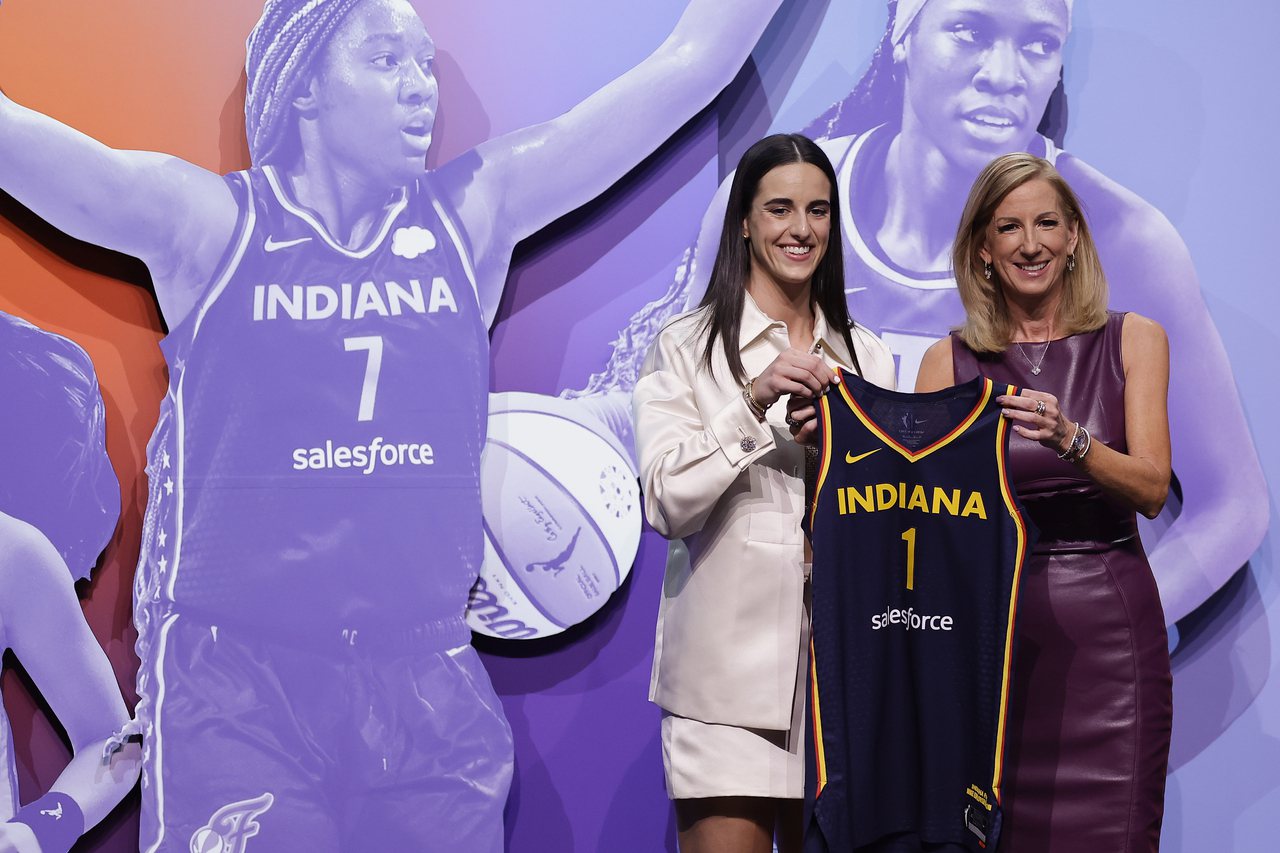 史上最強女子大學籃球員、女狀元克拉克參與的WNBA選秀會熱度超高。 美聯社