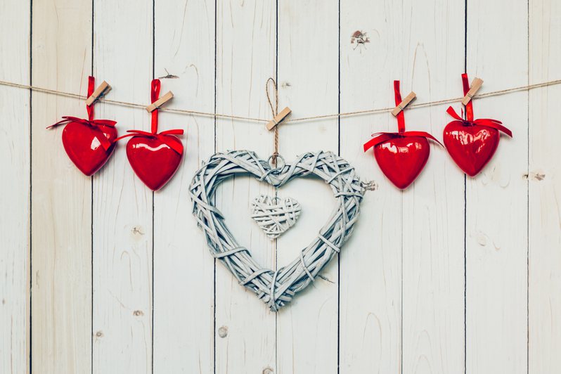 用柳條編織而成的心型裝飾品十分常見，多被拿來掛在牆上或門上。 情境示意圖。圖／Ingimage