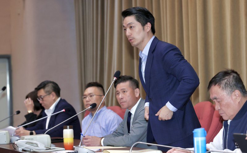 台北市長蔣萬安（右二），中午率兩位副市長及局處首長，赴市議會向國民黨黨團說明重大議法案。記者林俊良／攝影