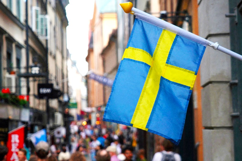 斯德哥爾摩街頭的瑞典國旗。瑞典在二次世界大戰剛結束的幾年，曾試圖打造核武，直到1968年才終止計畫。路透