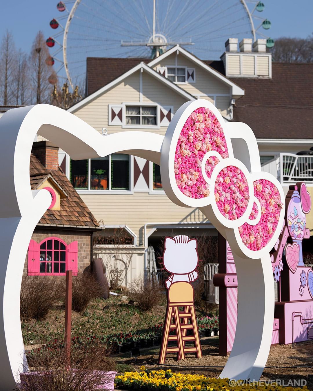 Hello Kitty造型拱門，打卡拍照超可愛。圖/@witheverland、everland韓國官網