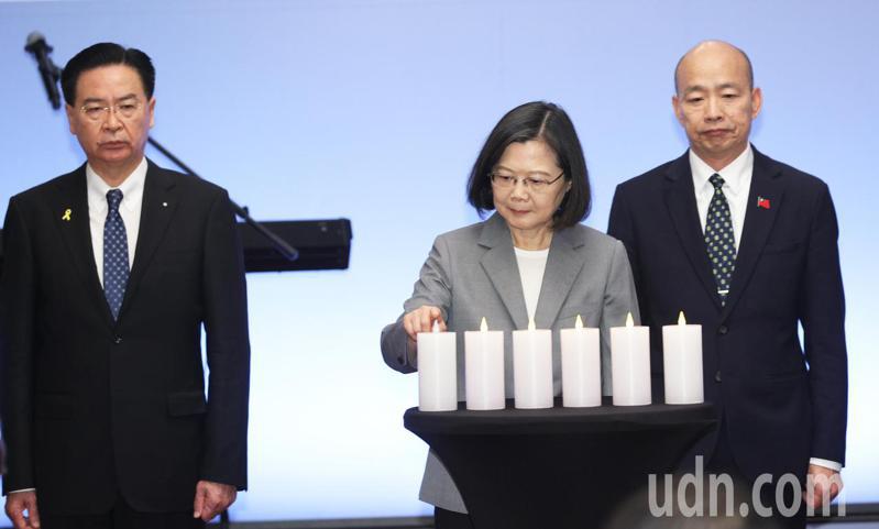 蔡英文總統（中）、台灣民主基金會董事長韓國瑜（右）與外交部長吳釗燮（左）一起出席「國際猶太大屠殺紀念日」活動，並點燭紀念緬懷這段歷史。聯合報記者潘俊宏／攝影