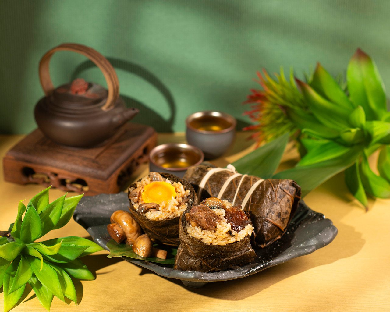 高奢「蘑菇牛肉蛋黃粽」每顆售價310元。台北遠東香格里拉提供