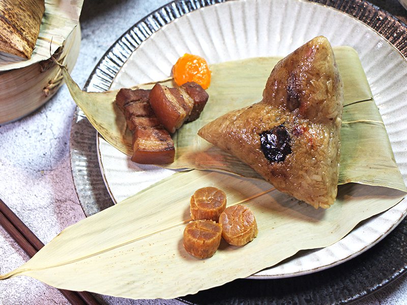 「古早味黑豬肉干貝粽」是經典的好滋味。高雄麗尊酒店提供