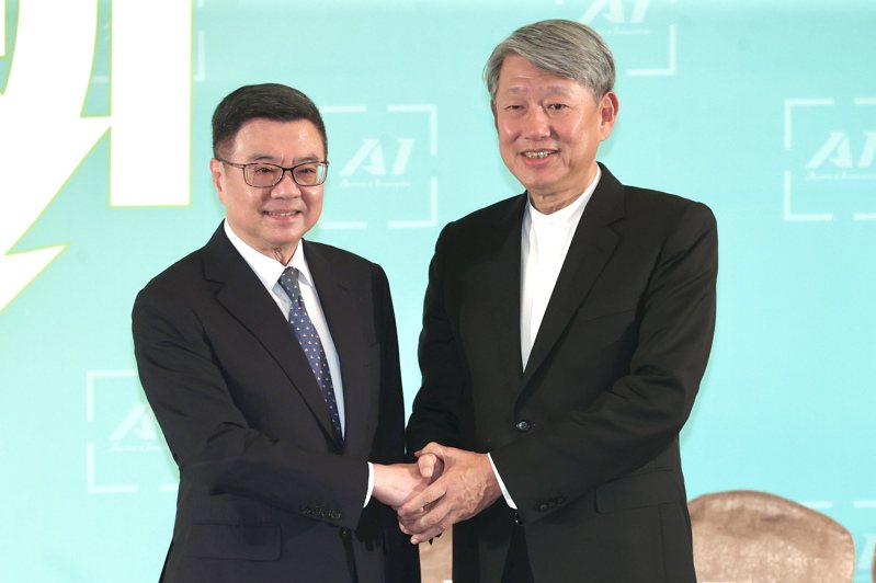 準行政院長卓榮泰（左）昨天介紹新內閣經濟部長郭智輝（右）。記者林俊良／攝影