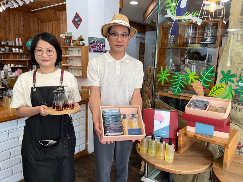 台灣在地香氛品牌「Hsuan Ri Fen炫日芬」與咖啡業者「WAKA café瓦卡咖啡」跨界合作，推出母親節禮盒，並將提撥禮盒銷售所得的部分盈餘，捐贈給南投縣信義鄉人和國小，作為課後晚餐之用。記者余采瀅／攝影