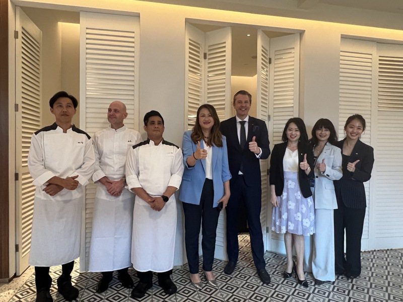 高雄洲际酒店迎来擅长亚洲各地风格料理的新任主厨黄志伟（左一），亨调道地星马美食上桌。记者王昭月／摄影