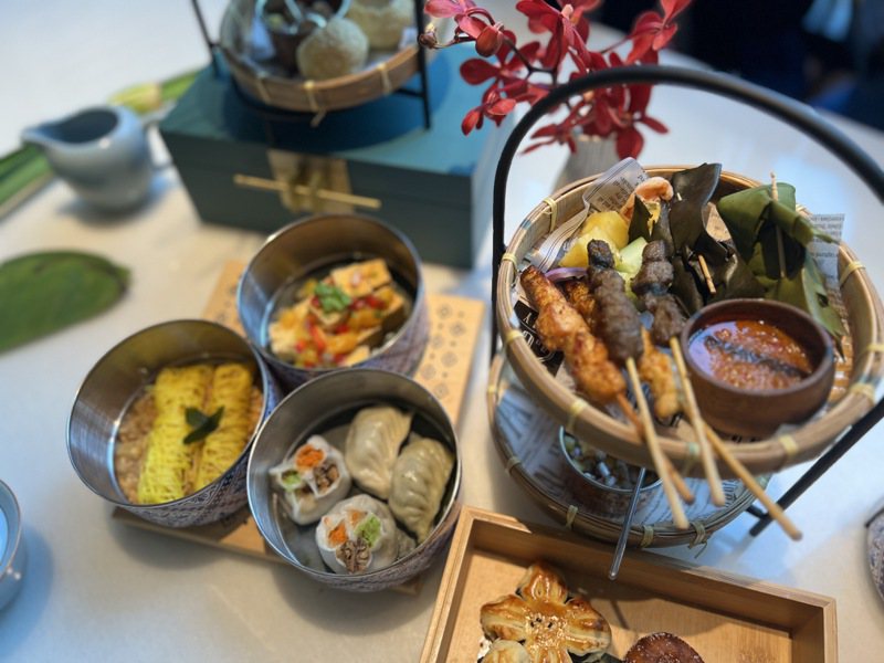 高雄洲际酒店2楼好客南洋餐厅近期推出亚洲风味下午茶，也使用「Tingkat」便当盒，为下午茶增添文化深度。记者王昭月／摄影