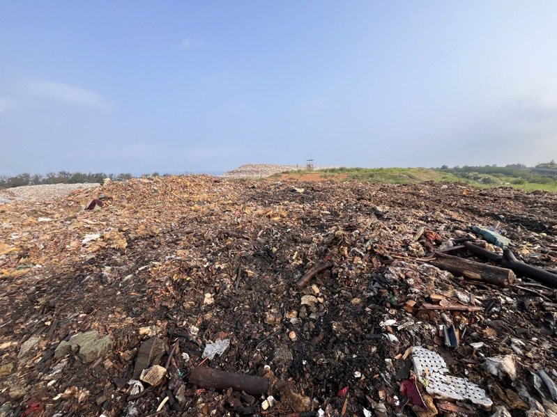 新竹县垃圾爆量问题严重，新丰垃圾掩埋场22万公吨垃圾堆积如山。图／新竹县消防局提供