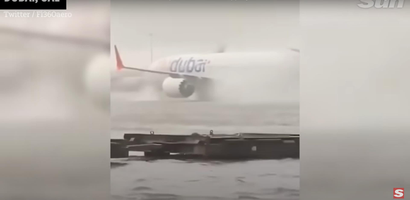 阿拉伯地區近日罕見降下暴雨，洪水成災，杜拜機場停機坪都淹水。取自YouTube影片