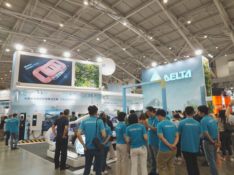 车电展在台北南港展览馆1馆盛大开展，吸引国内外1,000家业者参展，展出规模达2,700个摊位，展现未来移动丰沛的能量与技术。黄淑惠／摄影