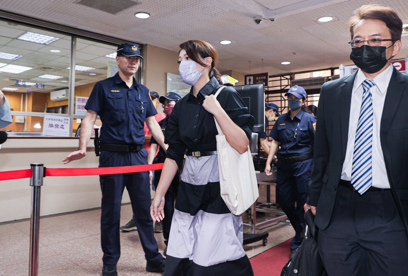 新竹市长高虹安今天前往台北地方法院，因涉贪案出庭。记者曾原信／摄影