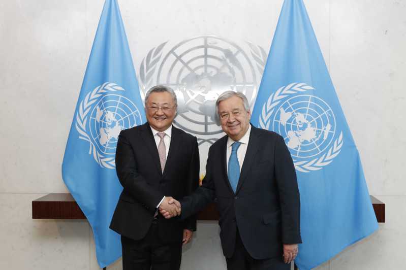 紐約當地洔間4月16日，中國新任常駐聯合國代表、特命全權大使傅聰在聯合國總部向聯合國秘書長古特雷斯遞交了全權證書。中國常駐聯合國代表團網站