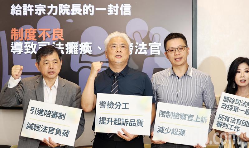 台湾公民人权联盟上午举行「给许宗力院长的一封信─制度不良导致司法瘫痪、压垮法官」记者会，除了对许宗力提出批评，也呼吁司法院要有更多作为，才能解决眼前的困境。记者杜建重／摄影