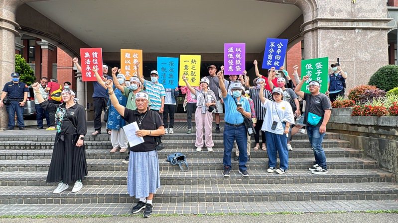 今天上午约20位温泉、民宿、露营业者代表齐聚新竹县政府陈情抗议。记者黄羿馨／摄影
