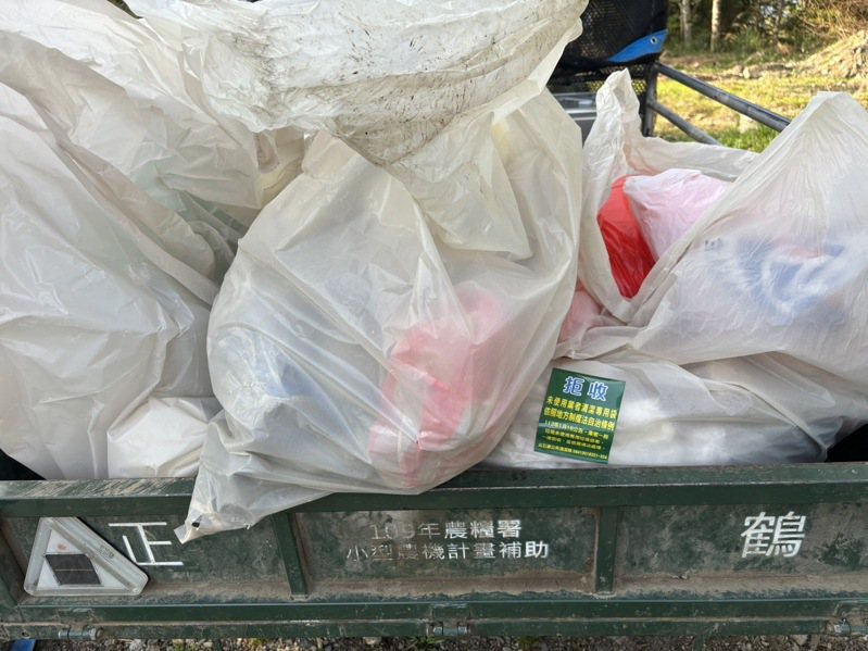 新竹县尖石乡2月起实施随袋征收事业废弃物垃圾处理费，只要是营业用户，丢垃圾就必须使用专用袋，否则拒收。图／业者提供