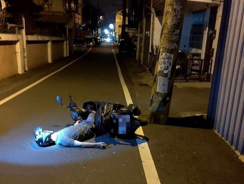 南投埔里兰阳街今凌晨有机车骑士自撞电线杆，倒地后一动也不动，吓坏众人，没想到竟是喝太醉睡太熟。图／读者提供