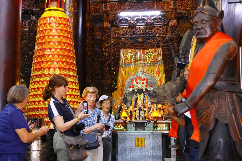 法国游客对于台湾庙宇文化十分好奇，沿途不断拍录。图／嘉义市政府提供