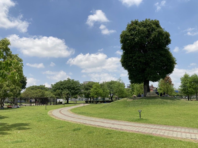 北屯區親子週末好去處的南興公園佔地2萬坪，圖為南興公園內知名景點「米奇樹」。 圖／信義房屋提供