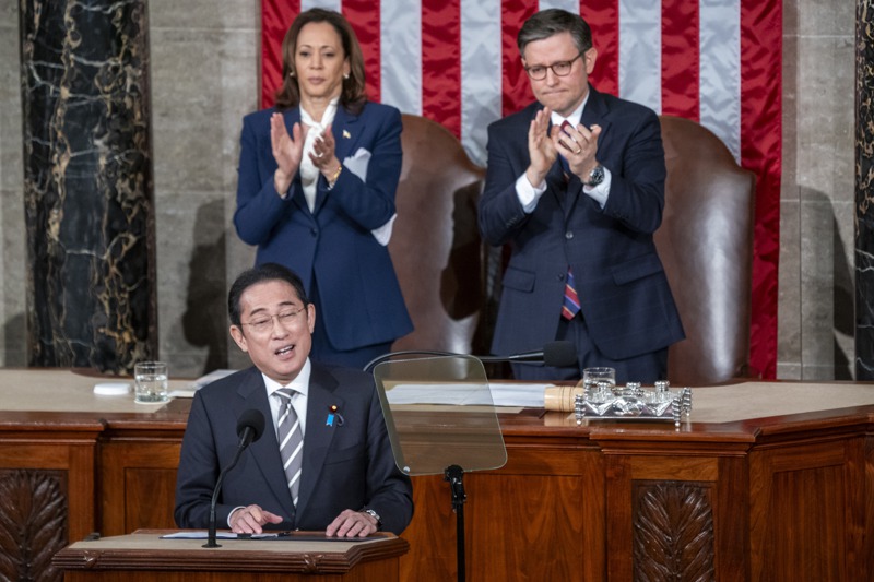 日本首相岸田文雄（前）11日到美國國會演說，行前做足準備。歐新社