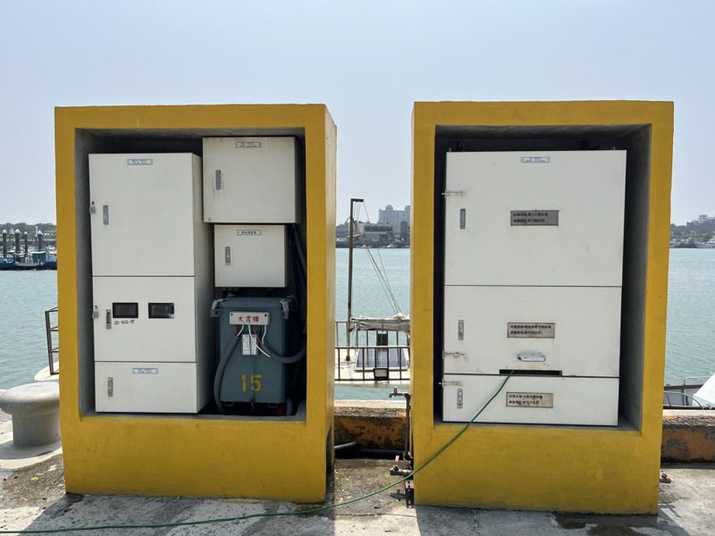 新竹渔港岸水岸电设施完成，提供渔民使用。图／竹市府提供