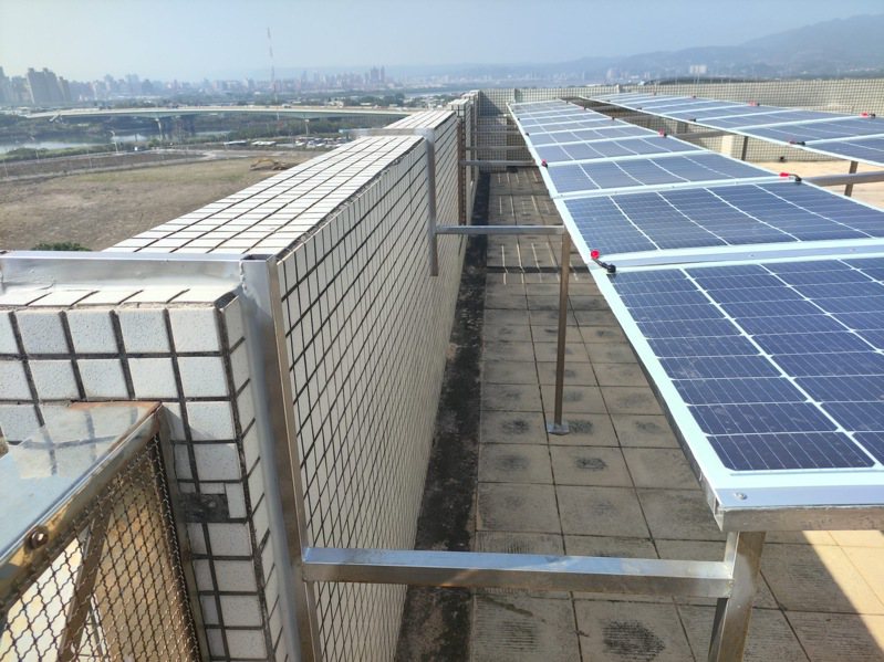 洲美社區在頂樓設置可撓式太陽能板，預估每年可節省電費逾30萬元。圖／北市環保局提供